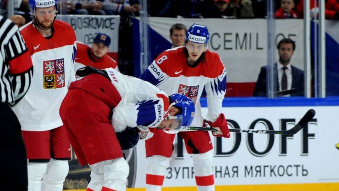 Andrej Nestrašil si v zápase proti Bělorusku poranil pravé rameno a šampionát nedohraje.