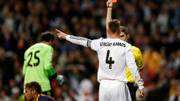 Podívejte se na sporný moment, který rozhodl El Clásico. Za tenhle kontakt dostal Sergio Ramos červenou kartu a Barcelona následně utkání otočila.