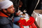 Reportáž: Lidé z Benghází hledají příbuzné v márnici