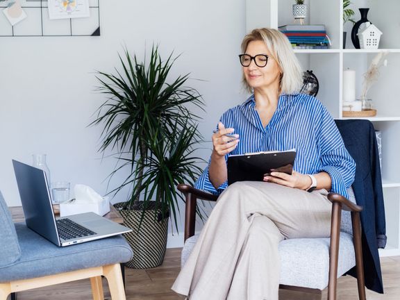 Online terapie, například přes Meddi app, je skvělá pro lidi, kteří nemají čas nebo se bojí natolik, že by jinak na terapii ani nešli. Může pomoci i s prvotním ostychem.