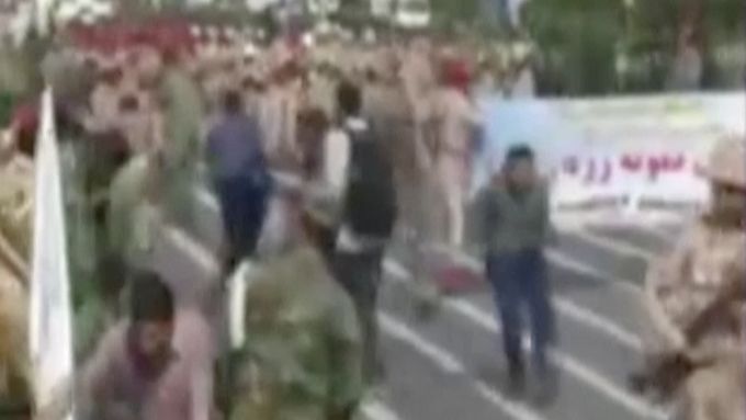 Íránská televize zveřejnila okamžik útoku při vojenské přehlídce.