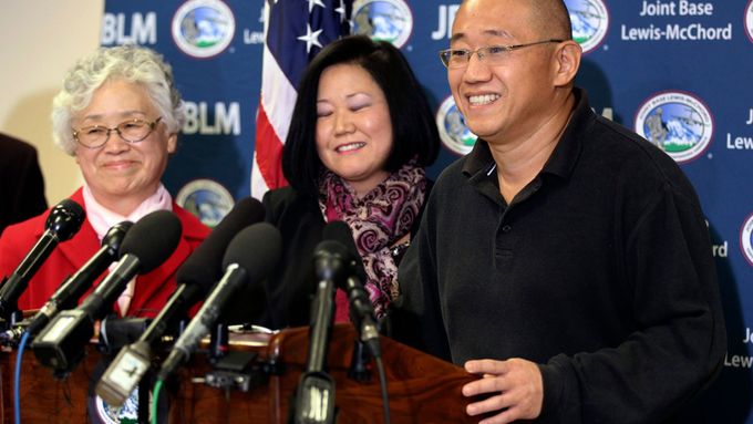 Kenneth Bae, jeho sestra Terri a matka Myunghee na tiskové konferenci.