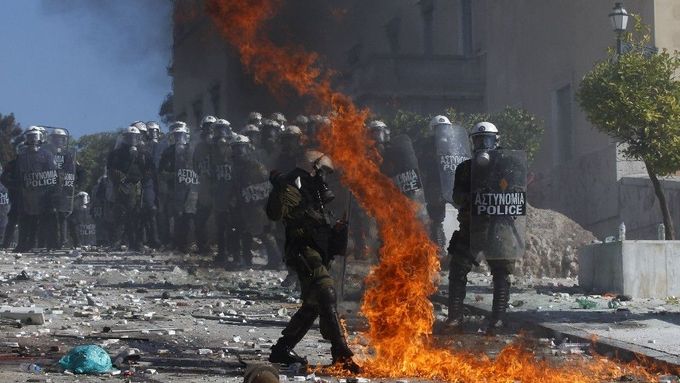 Protesty v Řecku trvají už druhý den, víkendový summit EU má přinést rozřešení, jak to bude s dluhy této země