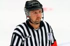 Atmosféra vůči českým sudím je nepřátelská, výkonnostně přitom mají na NHL, tvrdí Šindler
