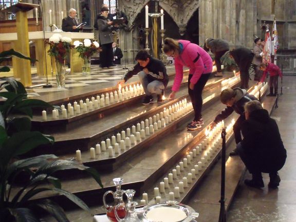 Svíčky za popravené čs. odbojáře v pražské katedrále sv. Víta. 