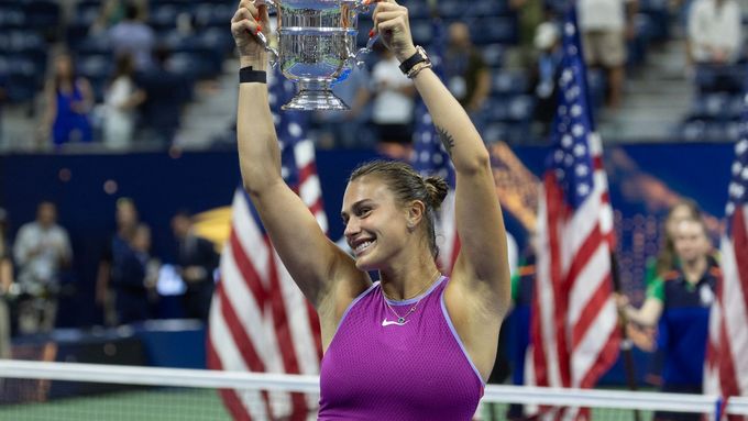 Aryna Sabalenková s trofejí pro vítězku US Open 2024.