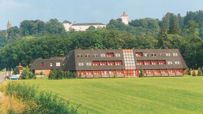 I hotel Belária Hradec nad Moravicí byl v majetku fondu. Podle NKÚ má hodnotu minimálně 70 milionů. Prodán byl za 24,5 milionu korun.