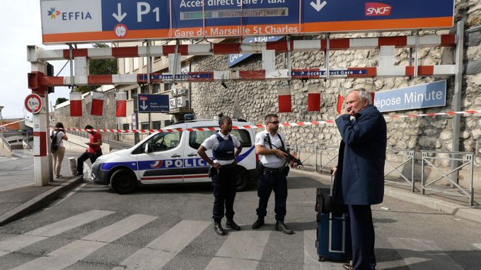 Policie hlídkuje u uzavřené oblasti na nádraží v Marseille.