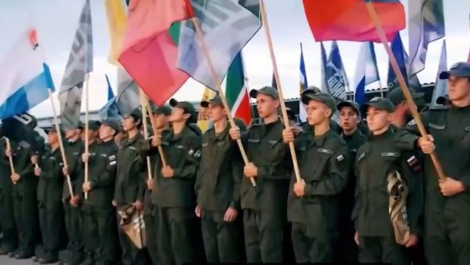 Děti z okupovaných částí Ukrajiny se musí zúčastnit speciálních táborů v Rusku na militarizaci