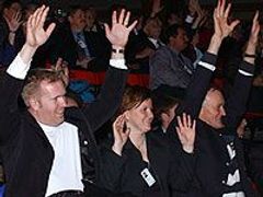 Při slavnostních ceremoniálech deaflympiád neuvidíte účastníky tleskat, nýbrž třepat rukama nad hlavou.