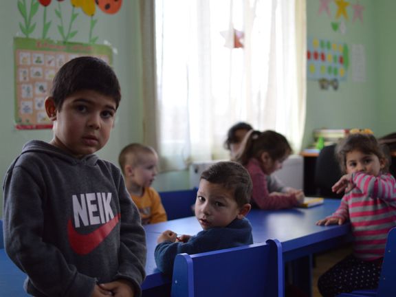 Děti uprchlíků z Jižní Osetie si hrají ve školce v gruzínské obci Churvaleti.