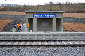 Fotky: U metra i v polích. Nové vlakové zastávky v Praze
