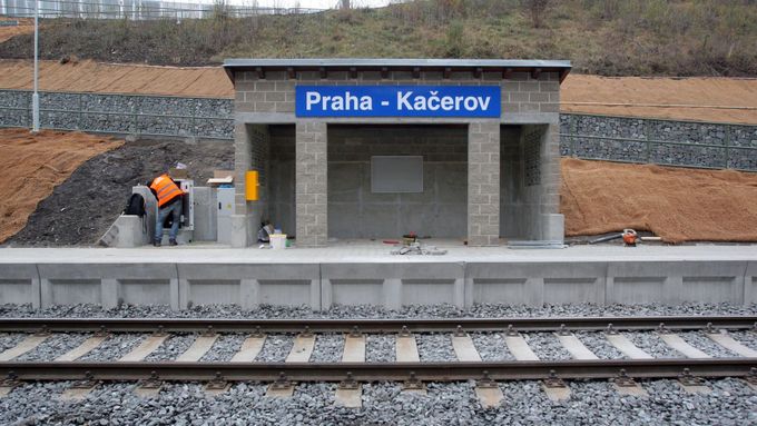 Fotky: U metra i v polích. Nové vlakové zastávky v Praze