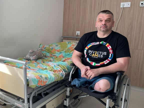 Voják Vasyl, který po útoku ruského sebevražedného dronu přišel o obě nohy.