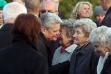 Joachim Gauck se přivítal s těmi, kdo lidickou tragédii přežili.