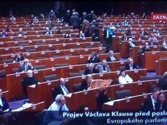Václav Klaus promluvil v Bruselu, poslanci EP odcházeli