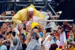 Papež se rozloučil s Filipínami, na mši dorazil v pláštěnce