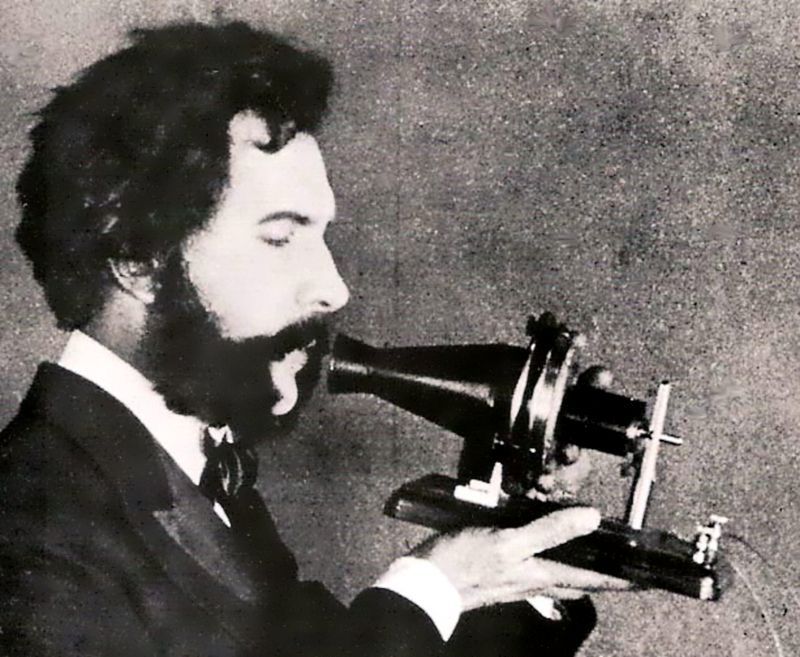 Alexander Graham Bell American - první telefon