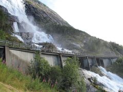Vodopád Langfoss přetíná hlavní silnice. Na kráse mu to neubírá.