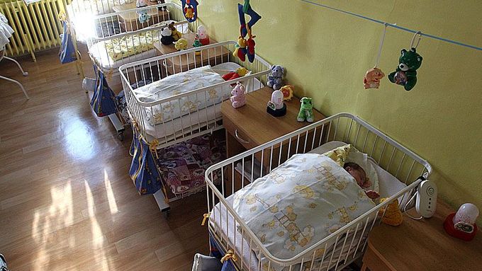 Česko patří k posledním zemím v Evropě, která umisťuje děti do tří let do kojeneckých ústavů.