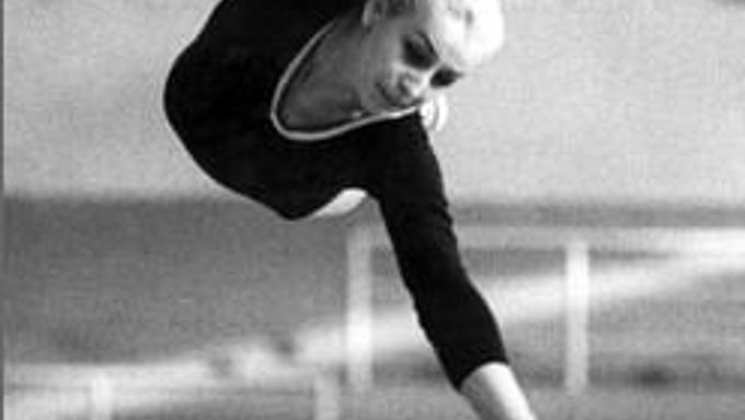 Věra Čáslavská v dobách, kdy získávala jednu medaili za druhou. I na olympiádách