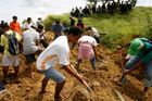 Vesničané vyhrabávají mrtvá těla obětí z mělkého hrobu. V pondělí ráno zatím neznámí ozbrojenci unesli skupinu asi 50 lidí, kteří patřili ke klanu Mangudadatu.