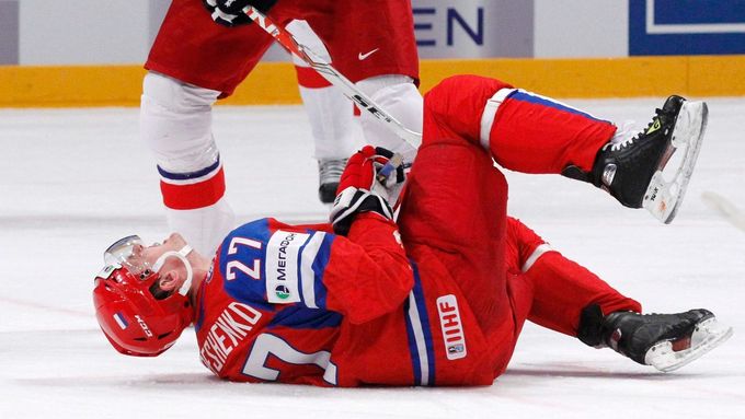 Petr Nedvěd trefuje Rusa Těreščenka do citlivých míst v zápase Rusko - Česko na MS v hokeji