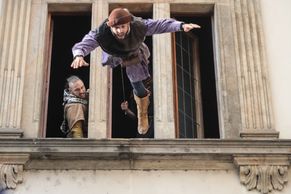 Foto: Radní letí z oken a ubíjí je dav. Praha si připomněla 600 let od defenestrace