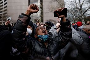 Foto: Slzy v očích. Američané slavili odsouzení policisty, který zabil George Floyda
