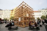 Designblok Cube je název této několik metrů vysoké dřevěné konstrukce ve tvaru kostky, která stojí dočasně uprostřed Václavského náměstí. Ideálně tak upozorňuje na probíhající 16. ročník Designbloku, největší výstavy designu ve střední Evropě.