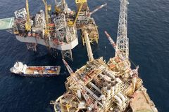 V Kaspickém moři se sesunula ropná plošina, pohřešuje se deset lidí