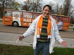 David Rath ještě dvě hodiny po začátku voleb stál u svého volebního autobusu před městským úřadem v Hostivici, zval občany k volbám...