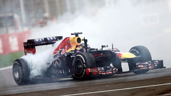 Oslavné kroužení Sebastiana Vettela po indickém triumfu.