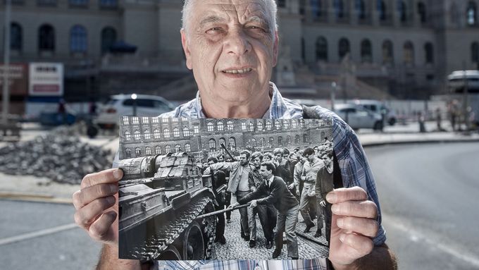 Na Koudelkově fotografii se skupinou mladíků, kteří sovětskému tanku s pomocí kovových trubek brání v cestě, se poznal Jan Špaček.