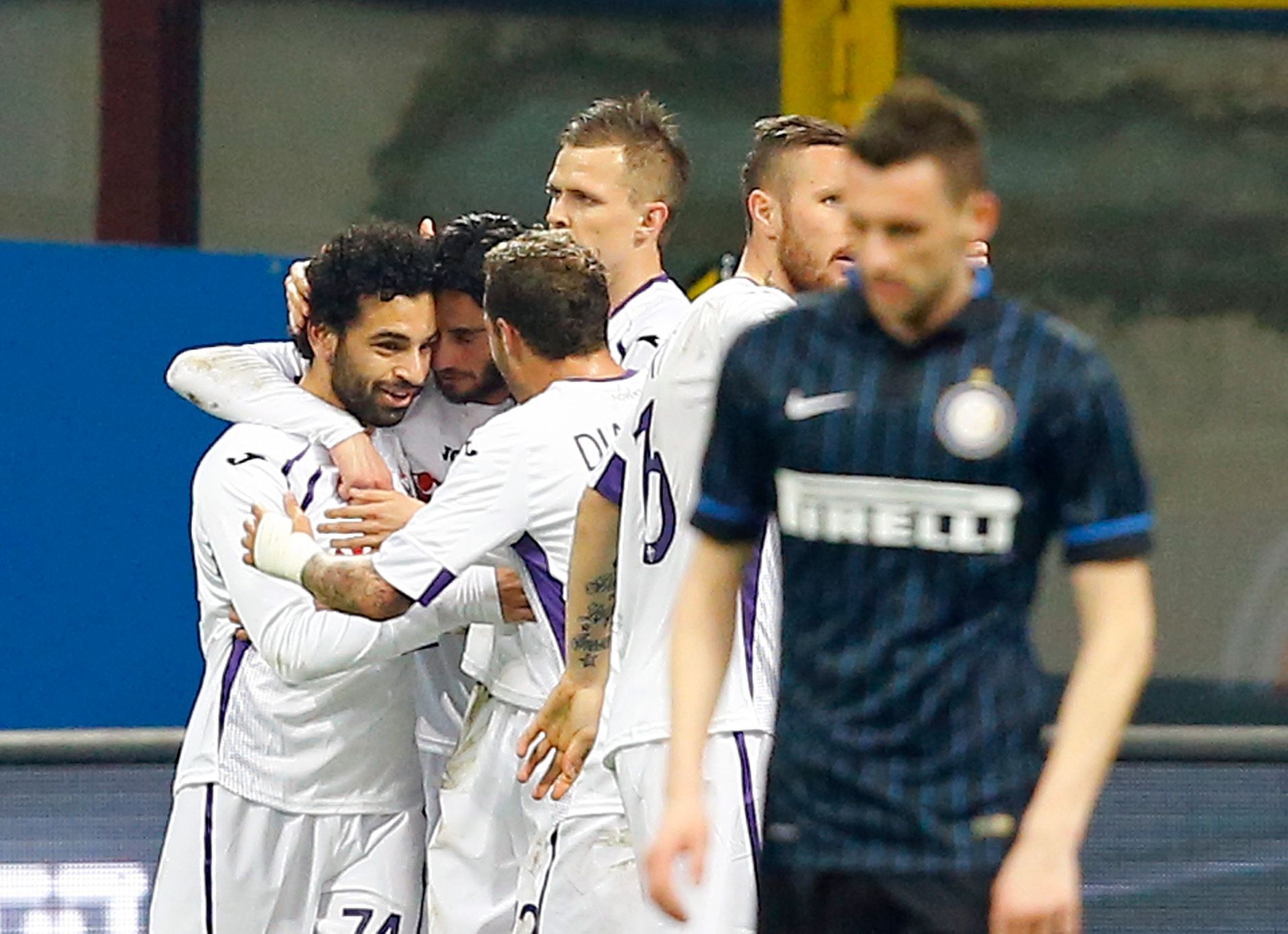 Mohamed Salah a jeho spoluhráči z Fiorentiny slaví gól do sítě Interu