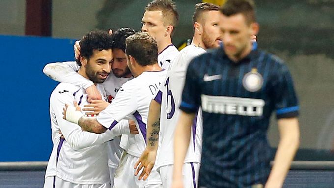 Mohamed Salah a jeho spoluhráči z Fiorentiny slaví gól do sítě Interu