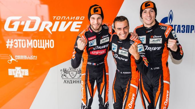 Roman Rusinov (uprostřed) slaví triumf týmu G-Drive ve třídě LMP2 v šestihodinovce ve Spa-Francorchamps v roce 2017.