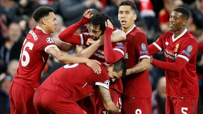 Radostný chumel po gólech v síti AS Řím vytvořili fotbalisté Liverpoolu v prvním semifinále Ligy mistrů hned pětkrát