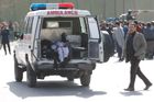 Bomba v sanitce zabila v Kábulu desítky lidí. Svědci mluví o masakru, k útoku se přihlásil Tálibán