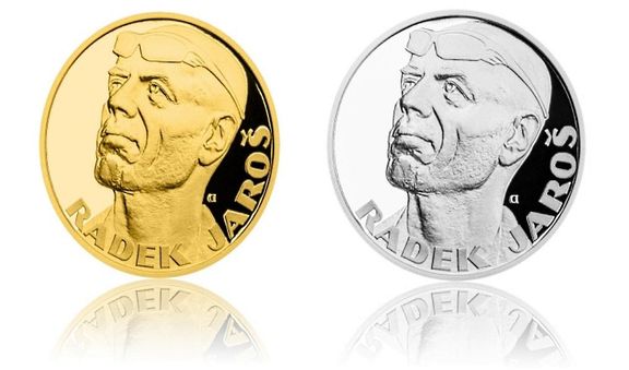 Horolezec Radek Jaroš na zlaté a stříbrné minci. (Respektive se jedná o tzv. "pamětní medaile", ale všichni tomu stejně říkají mince...)