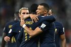 Francouzi slaví gól v osmifinále MS 2022 Francie - Polsko