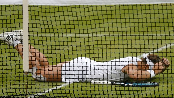 Zatímco Petra Kvitová vyřazení z Wimbledonu téměř oplakala, její přemožitelka Kirsten Flipkensová si postup užívala opravdu divoce