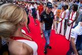Esteban Ocon z Force India prochází špalírem půvabných hostesek. Start Velké ceny se kvapem blíží.