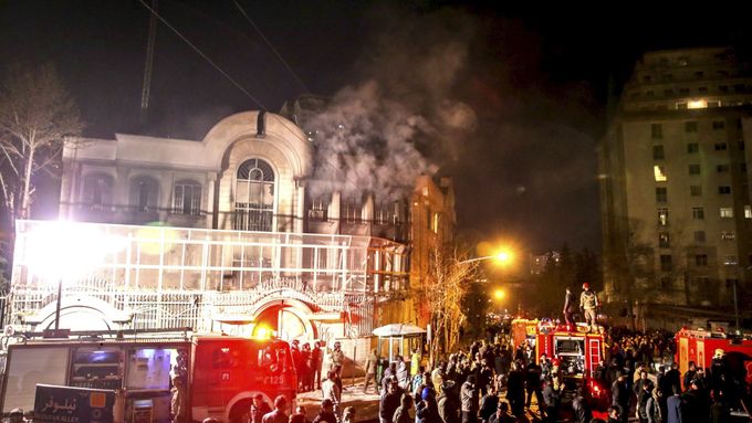 Zničená ambasáda v Teheránu po protestech.
