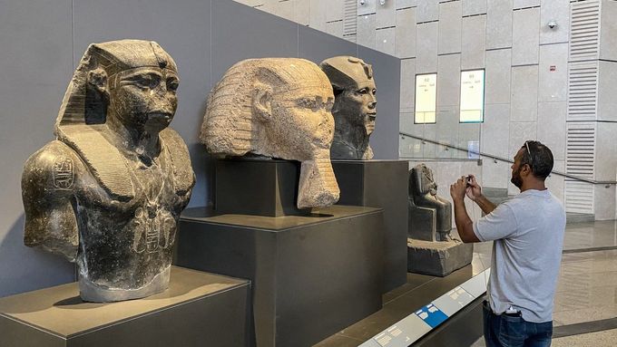 Velké egyptské muzeum v Gíze, které je největším muzeem na světě vystavujícím artefakty Egypta, otevře své brány veřejnosti.