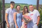 Dvaadvacetiletá Oksana Muzyková (v modrých šatech) podlehla v nemocnici zraněním, která utrpěla na Silvestra po zásahu ruskou raketou.