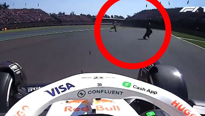 Liam Lawson v Mexiku málem přejel dva muže.