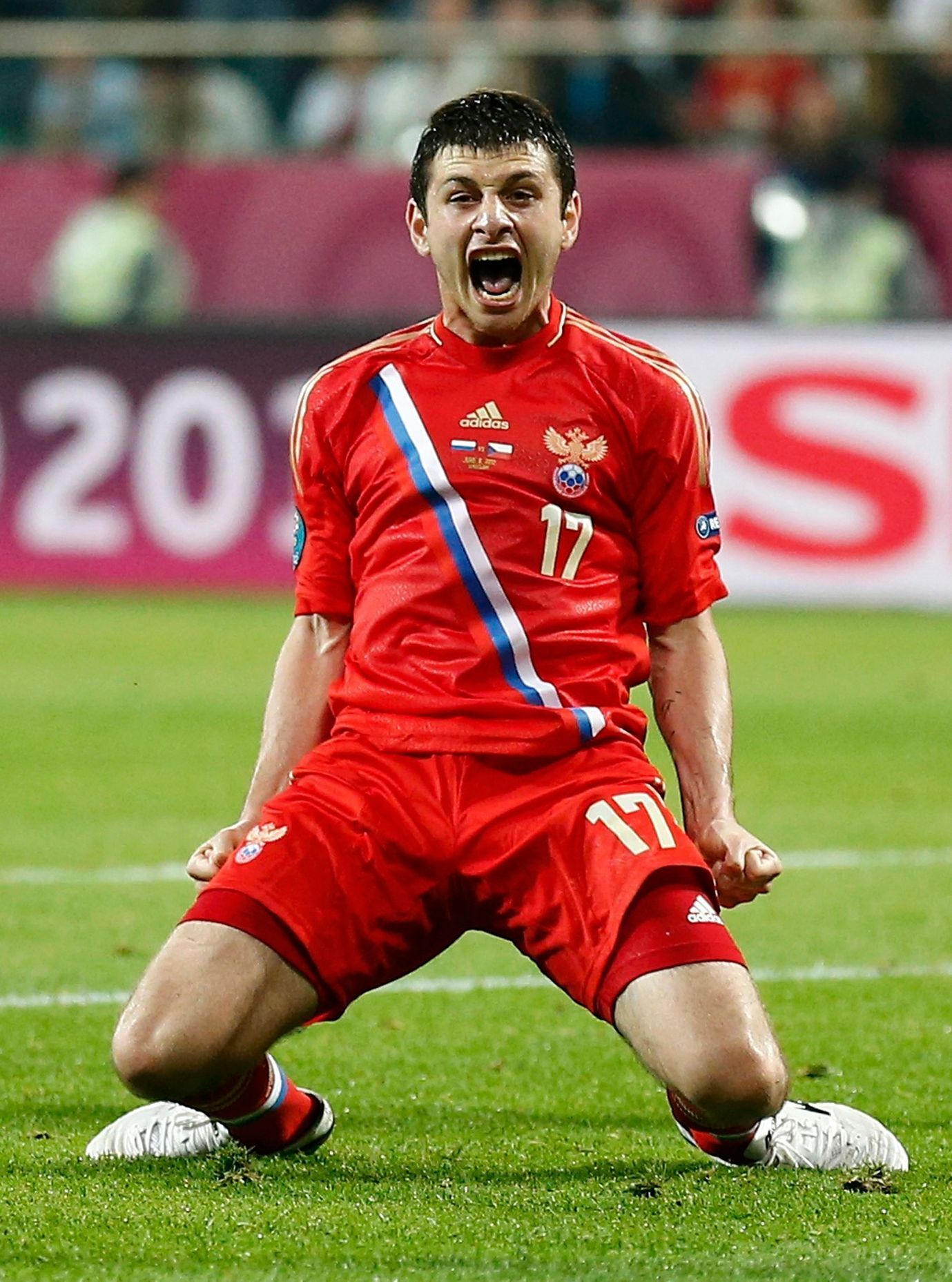 Alan Dzagoev se raduje z gólu v síti Česka