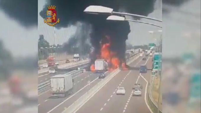 Náraz a výbuch cisterny v Bologni zachytila dálniční kamera
