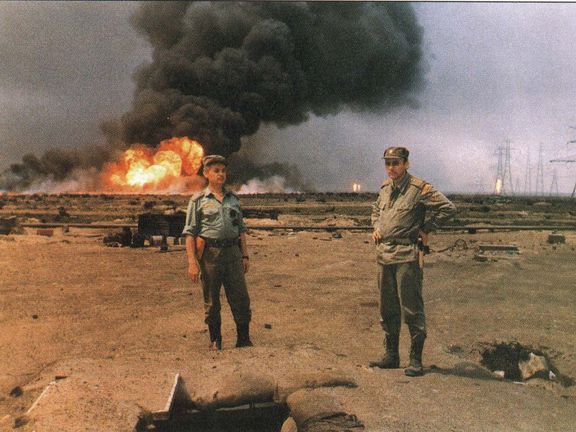 Hořící ropná pole nedaleko Kuwait City. Vlevo velitel praporu plukovník Ján Valo, vpravo důstojník štábu podplukovník Jaroslav Kumbera.